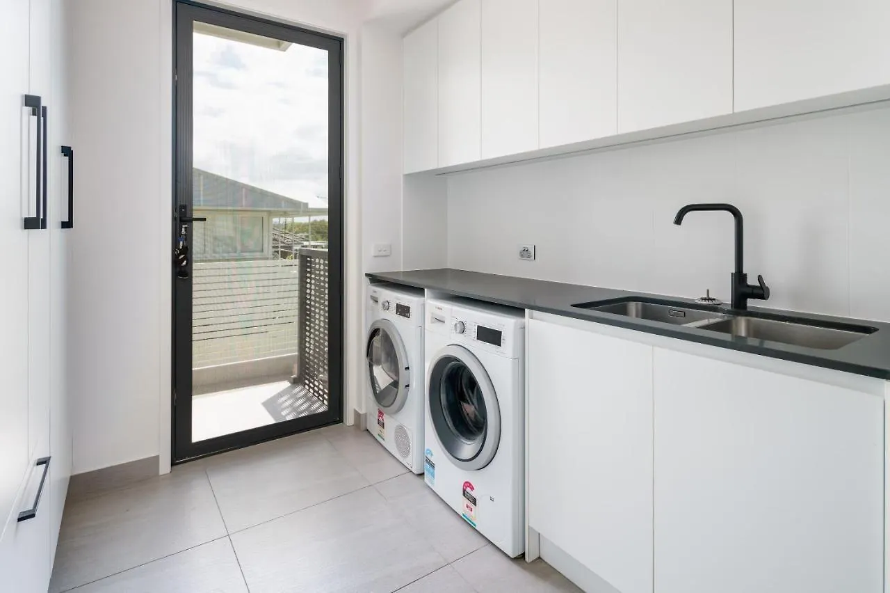 Moffat Beach Modern Oasis With Pool Caloundra